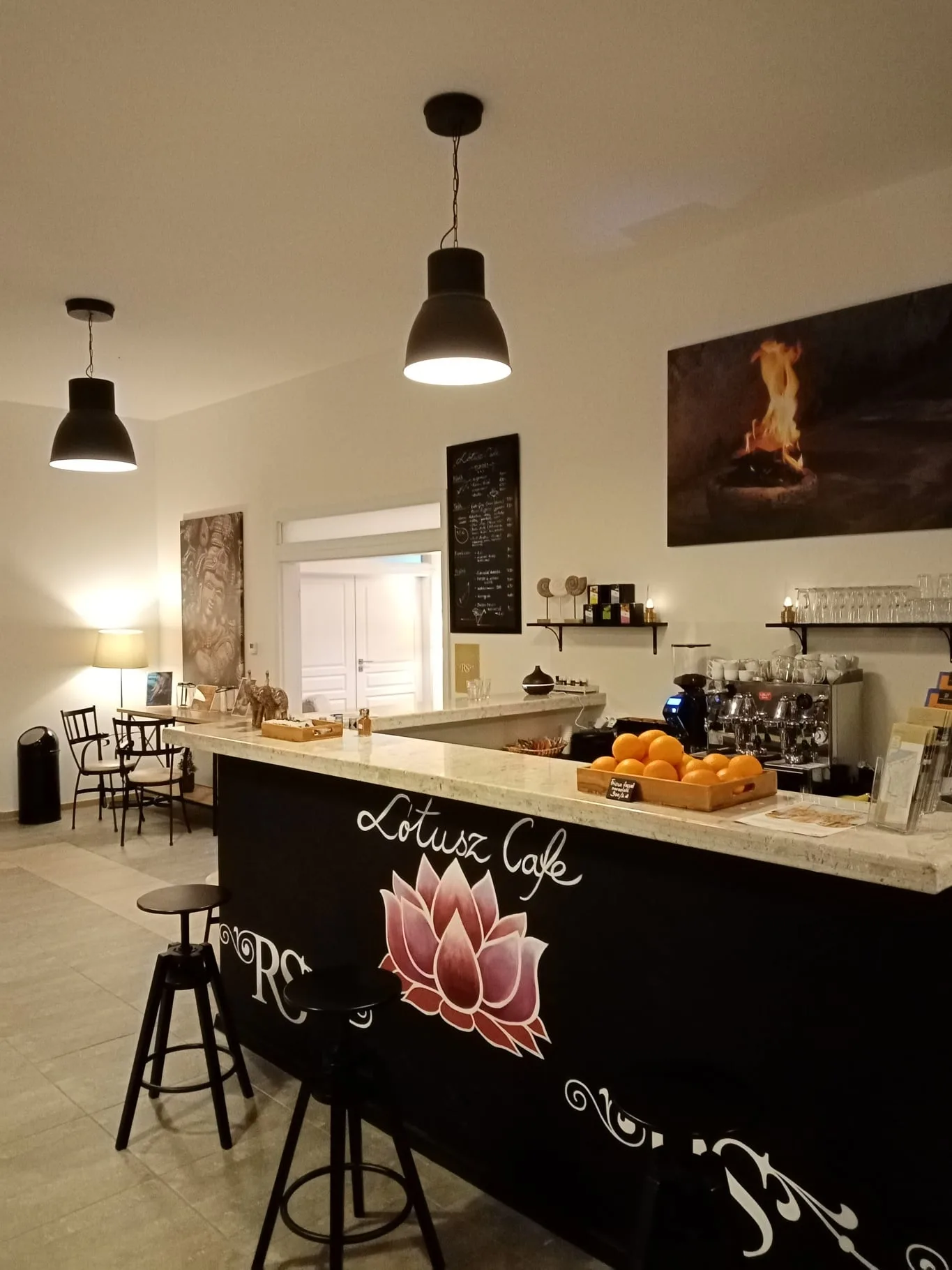 Lotusz Cafe bar counter